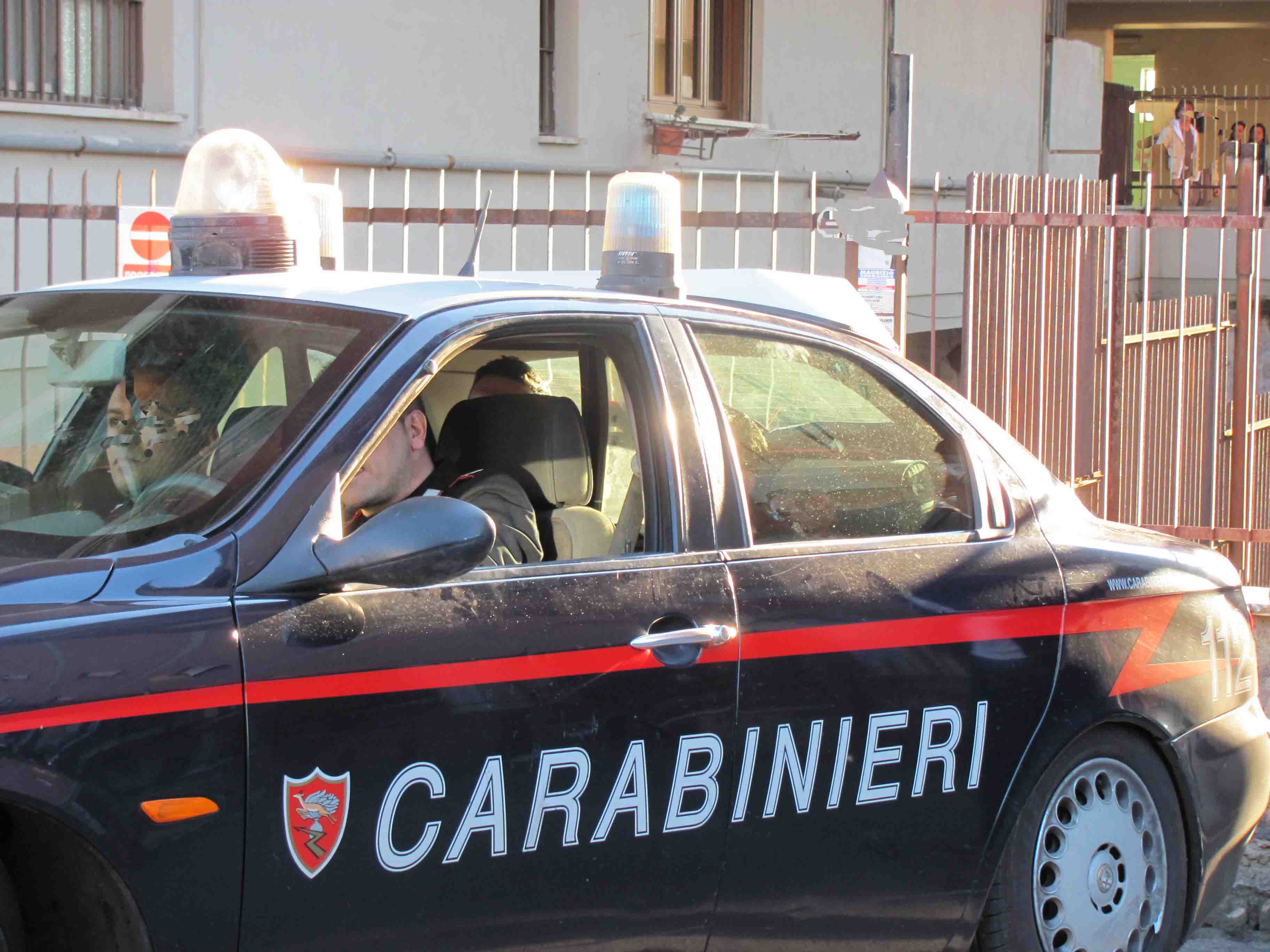 Guidonia, trentenne spacciava in officina: la cocaina nascosta nei manici degli ombrelli