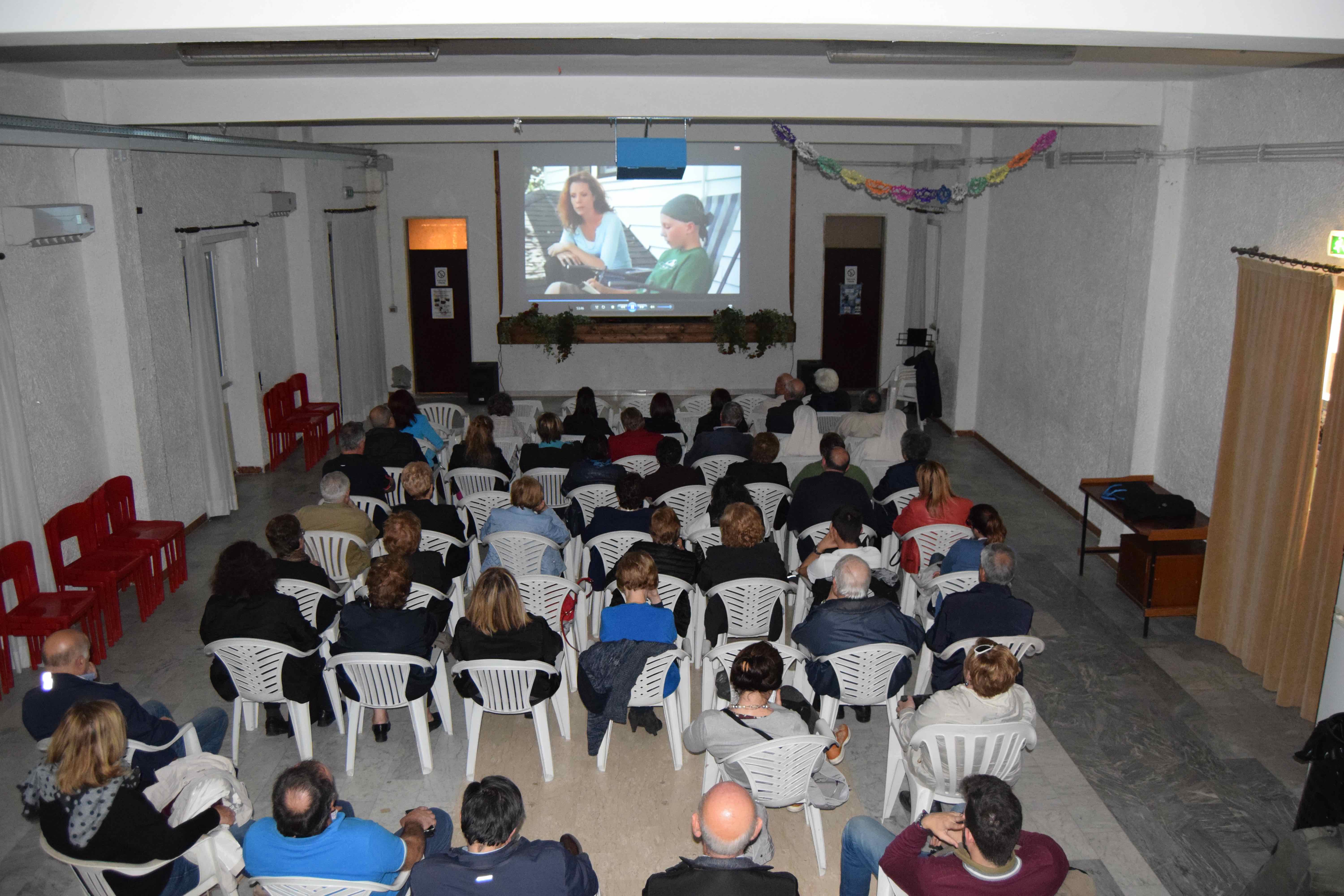 Tutti al cinema in parrocchia a Villalba, martedì la visione di “Mangia Prega e Ama”