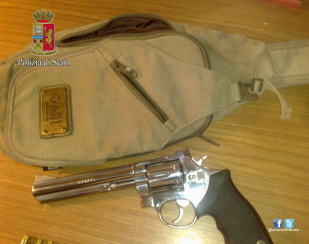 In giro per Villalba con un revolver rubato nel marsupio, 53enne in arresto dopo controlli della polizia
