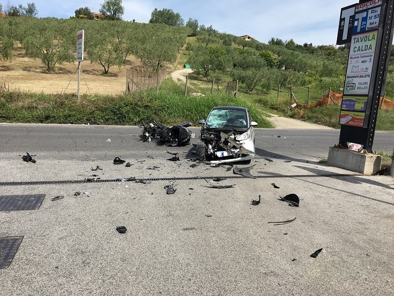 Guidonia, scontro tra Smart e scooter sulla Palombarese. Tre feriti, grave 30enne