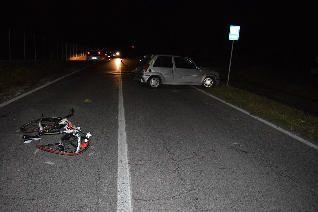 Guidonia, altro incidente su via Romana: scontro frontale tra bici e auto. Grave ciclista 30enne