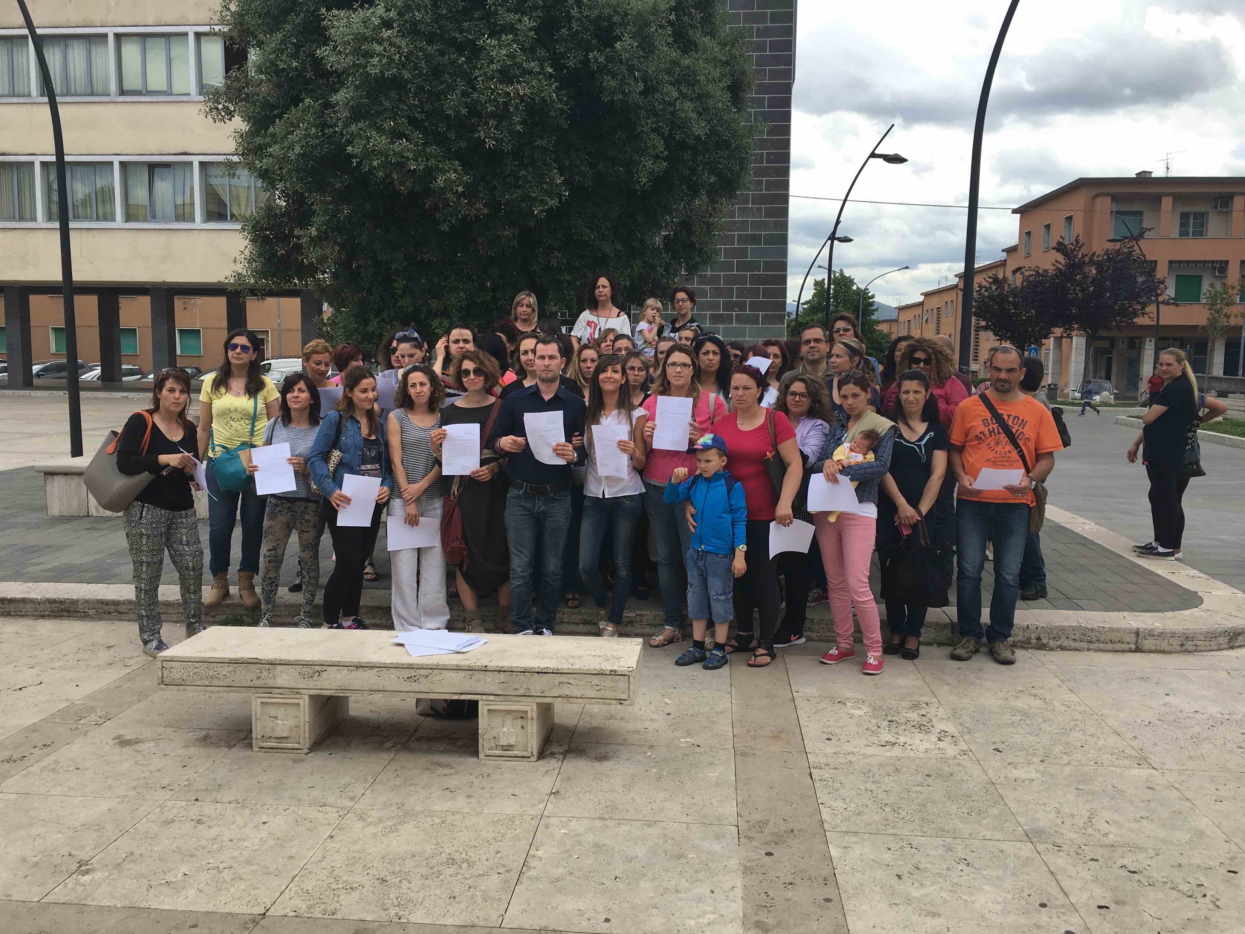 Guidonia, protesta delle mamme per i costi della mensa. Di Silvio e Pauselli: “Parte la petizione”