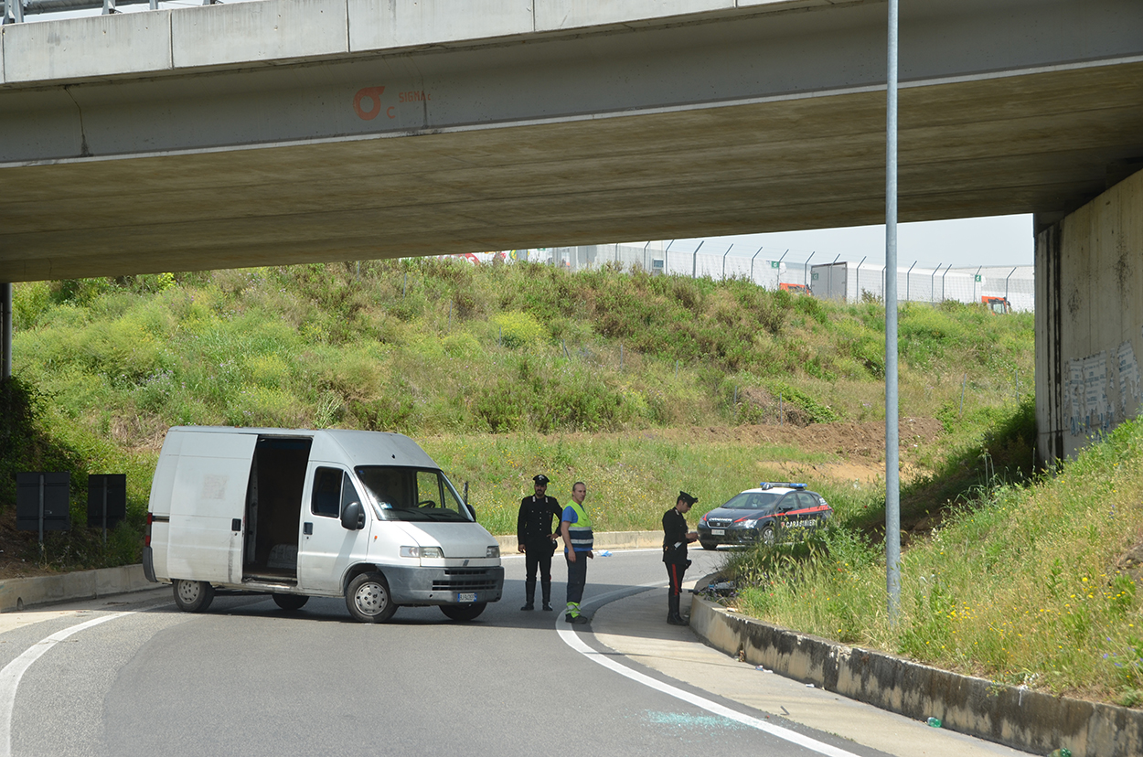 Guidonia, banditi bloccano auto e sparano per rapinare l’incasso. Ferito commerciante 48enne all’uscita del Car
