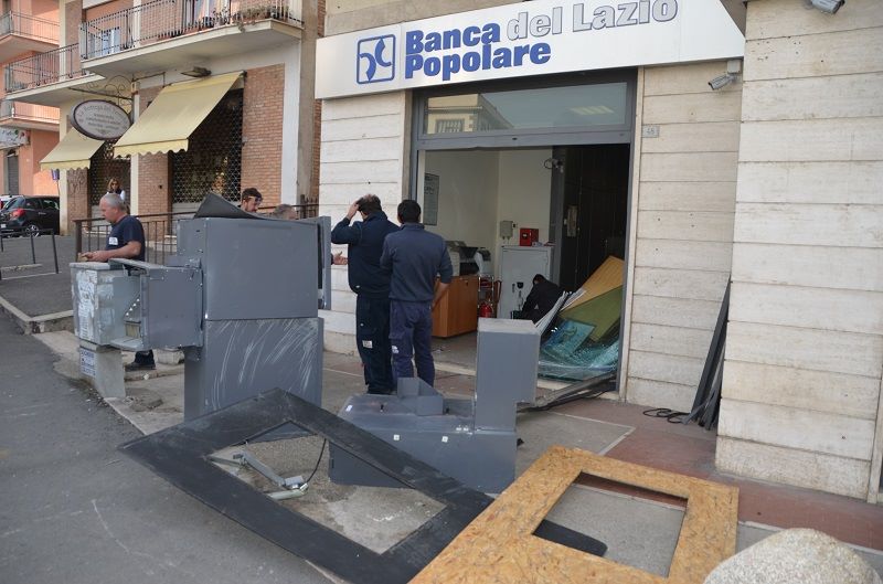 Guidonia, “spaccata” alla banca popolare del Lazio. Strappano bancomat: via senza bottino quando sono arrivati i carabinieri