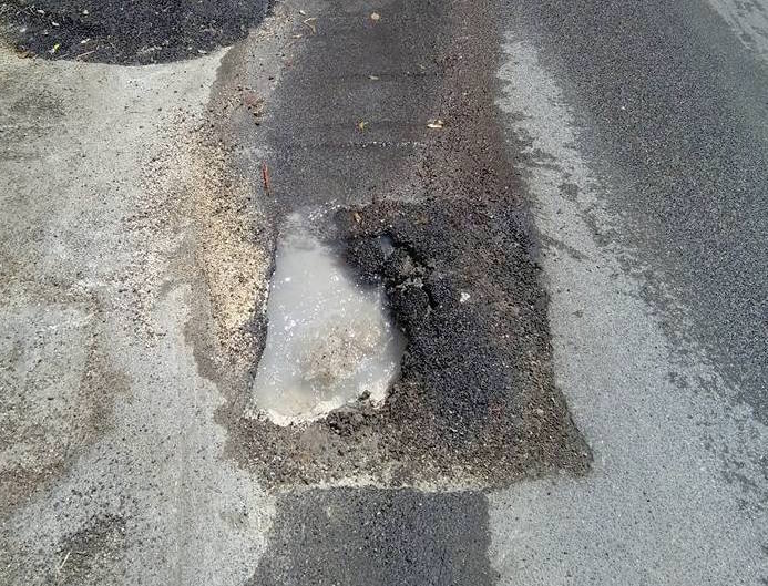 Fonte Nuova, asfalto groviera in via Carracci: il web denuncia