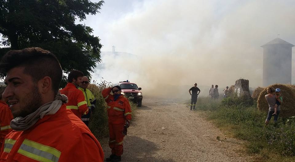 Guidonia, balle di fieno in fiamme. Intervento di sette ore a Tor Mastorta di vigili e volontari