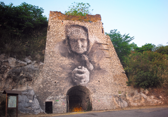 Marcellina, sulla parete dell’ex cava ora c’è il volto di Teodora: l’opera “La Miniera d’oro” ideata da Belvedere