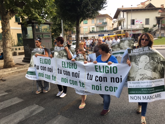 In cinquanta sfilano in strada per l’ex sindaco agli arresti. E a settembre si replica