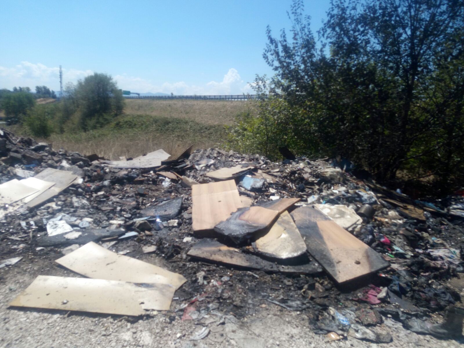 Immondizia bruciata e degrado, ecco cosa resta dopo l’incendio a via Tor Mastorta