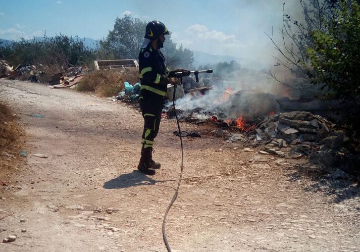 In fiamme rifiuti e sterpaglie su via Selciatella: due incendi in due giorni