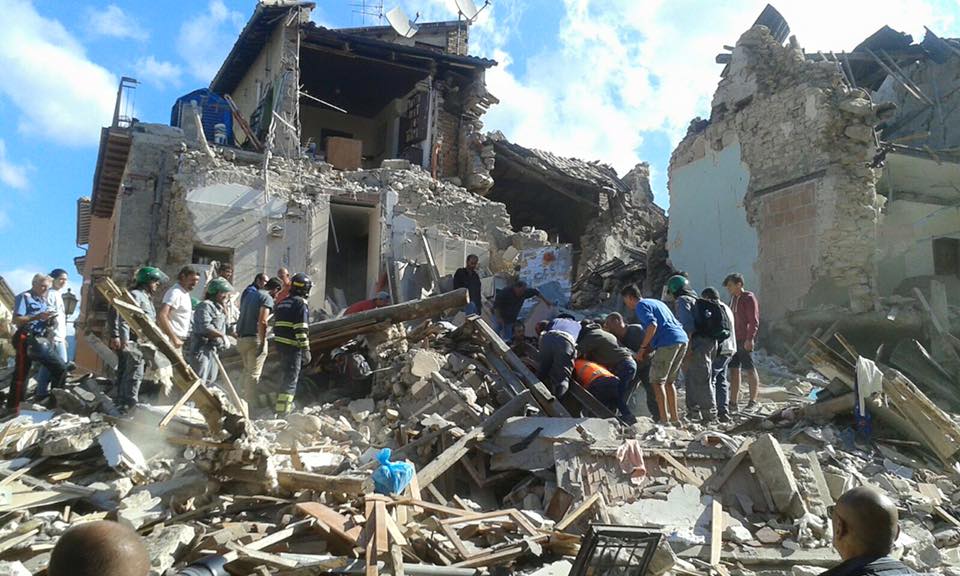 Terremoto, colonna mobile partita da Guidonia: 15 volontari e 4 mezzi ad Amatrice. Intanto via alla raccolta di vestiti e alimenti