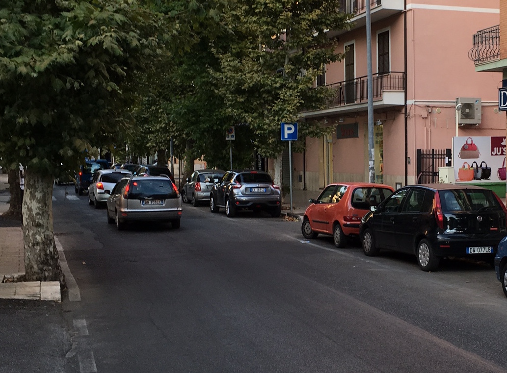 Commercio in crisi, il parcheggio su via Roma è off limits: i negozianti chiedono il disco orario