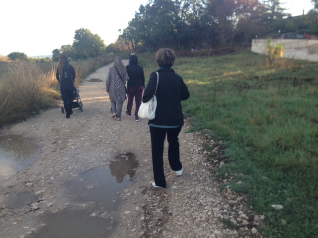 Scuola, protesta delle mamme a Marco Simone: tagliano la recinzione della strada chiusa, e camminata nel fango