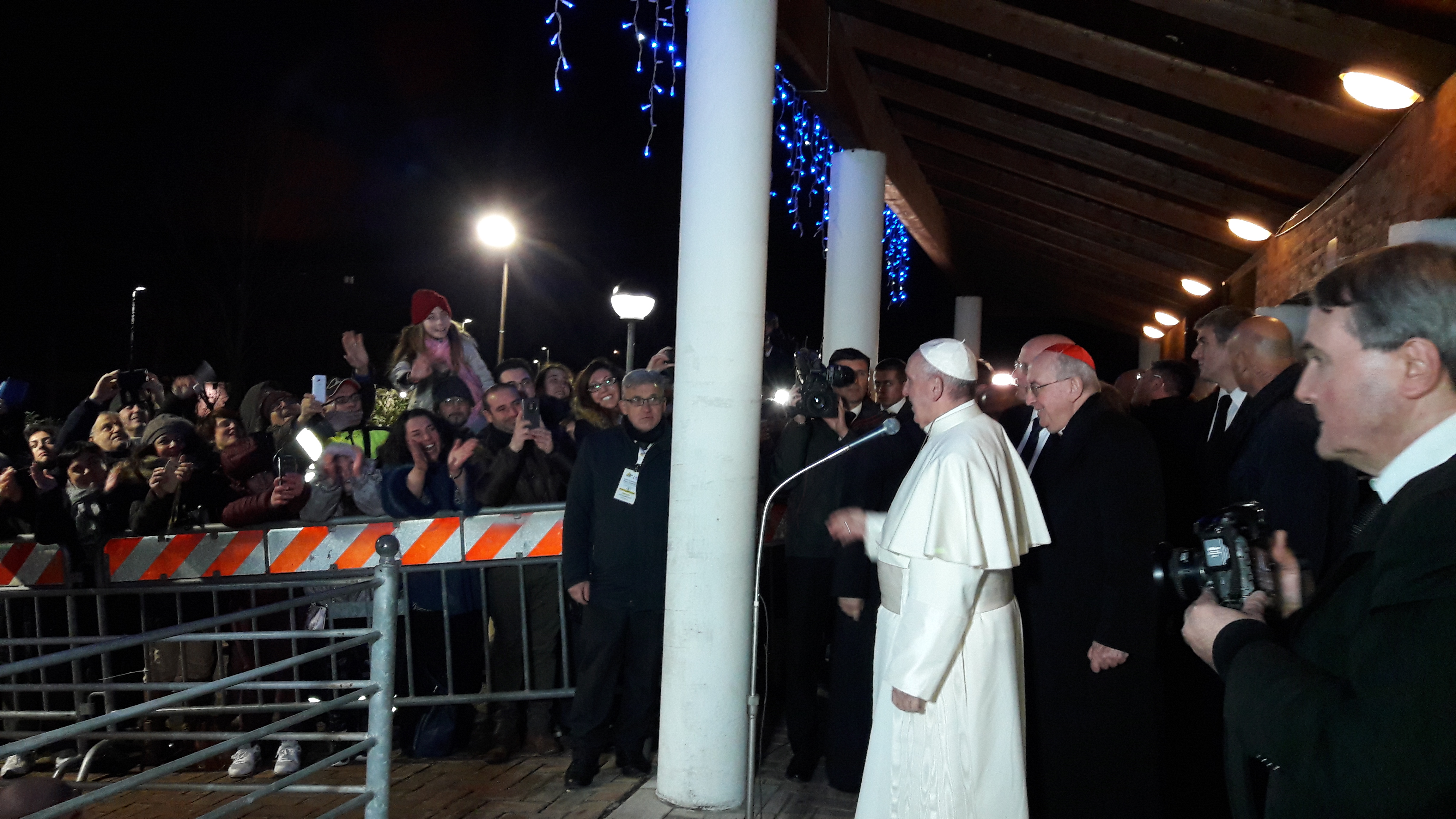 Papa Francesco a Setteville con “parole, cuore e mani”. La toccante visita a don Giuseppe