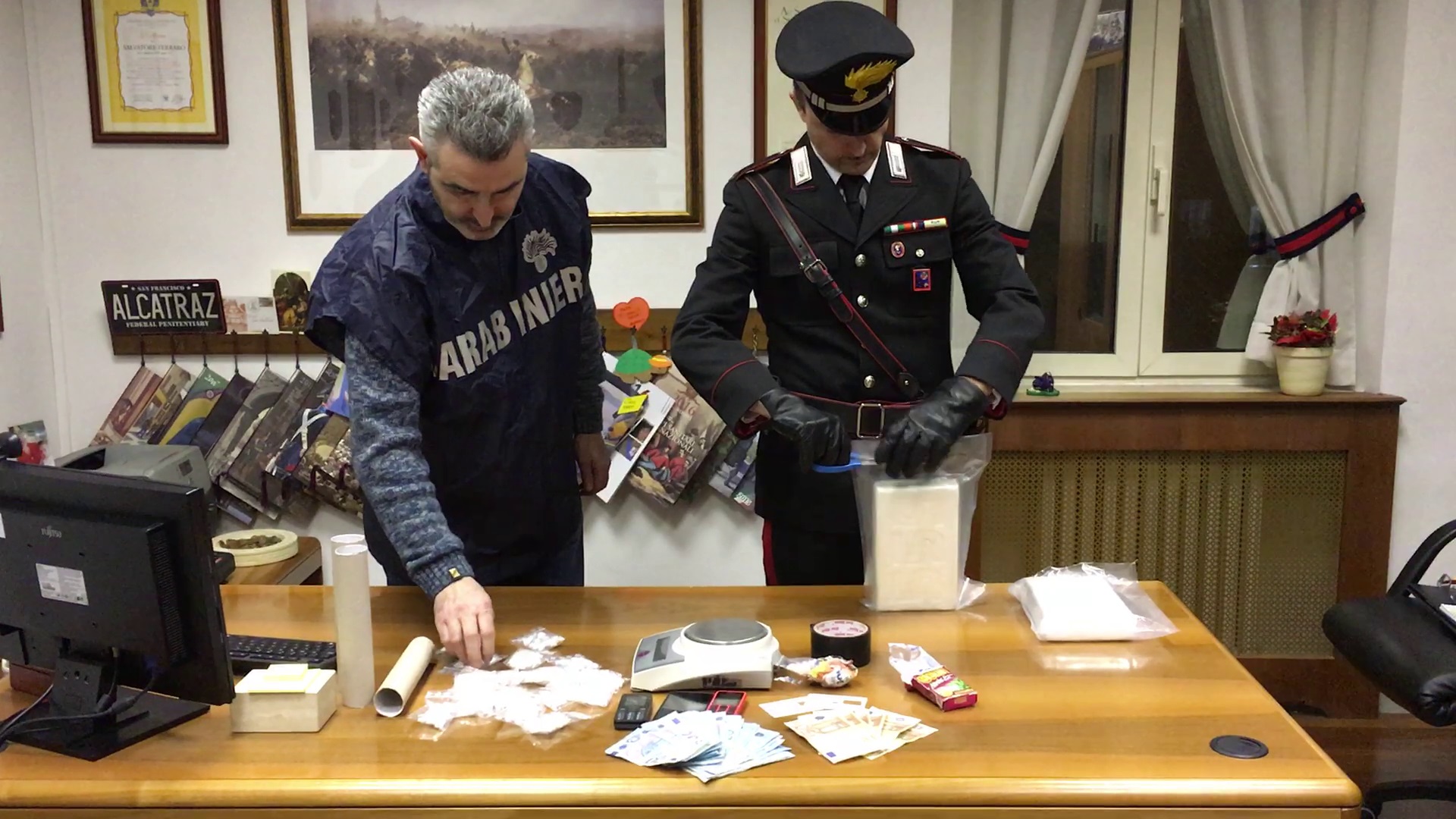 Fonte Nuova, spaccio di droga in un androne di via Brennero: due arresti a Tor Lupara