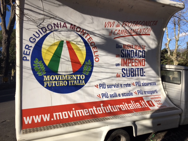 La prima vela solca il centro di Guidonia: è il Movimento Futuro Italia. Iniziano le danze