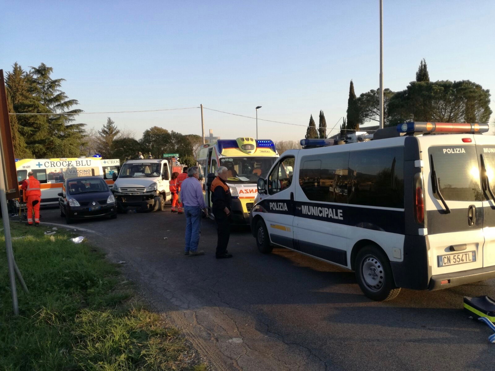 Guidonia, scontro tra furgone e moto all’incrocio con la Maremmana: due centauri feriti