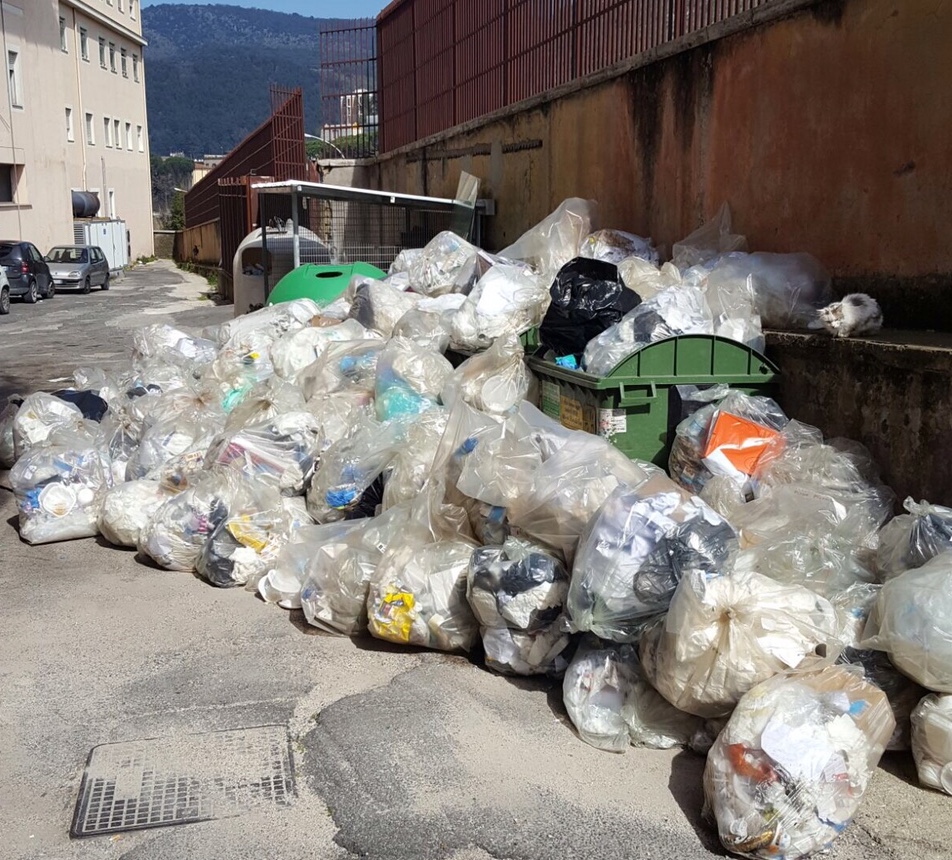 Tivoli, montagna di sacchi di rifiuti all’ospedale di Tivoli. La fotonotizia