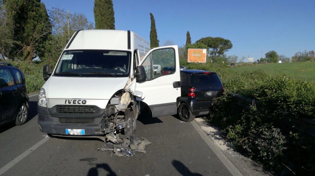 Palombarese, scontro frontale tra furgone e auto: un ragazzo trasportato in ospedale