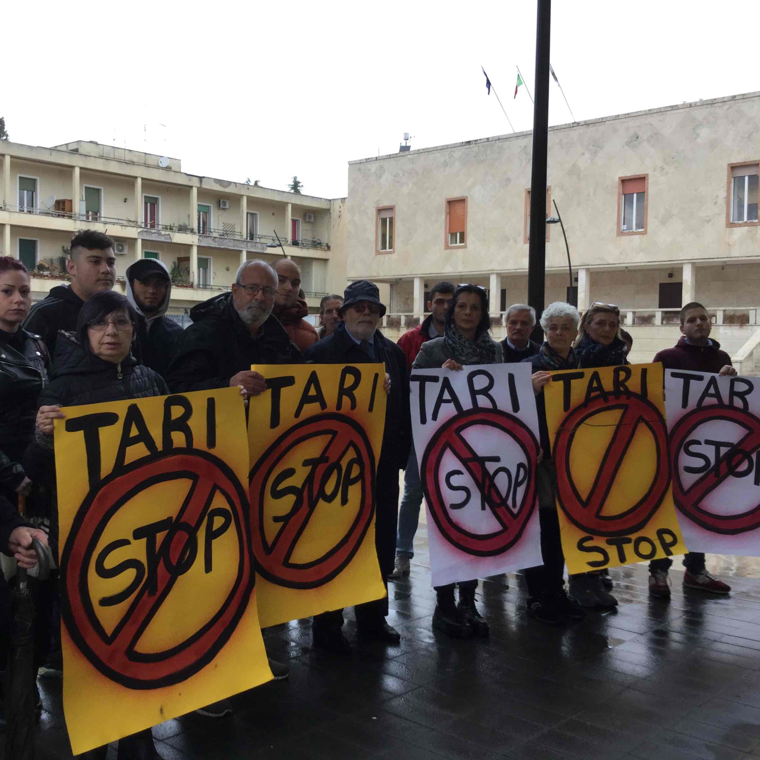 Guidonia, fischietti e cartelli “Stop Tari” sotto il Comune: il corteo rinviato per il maltempo