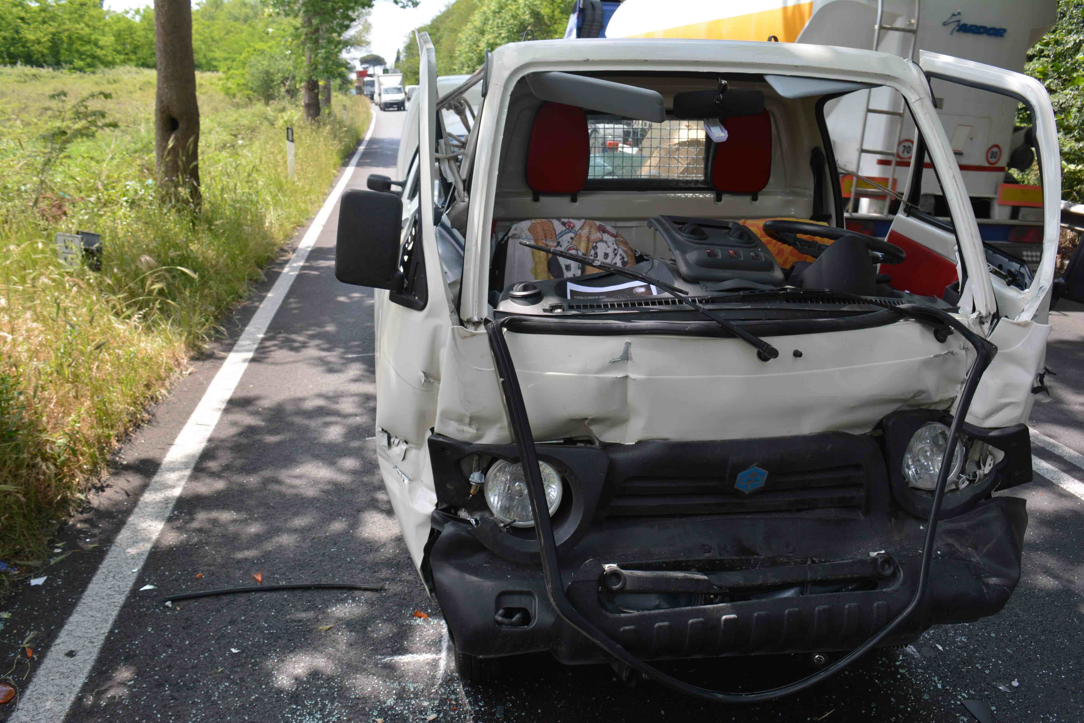 Guidonia, tamponamento sulla Tiburtina: tre auto incastrate. 63enne estratto da un furgoncino dai vigili del fuoco