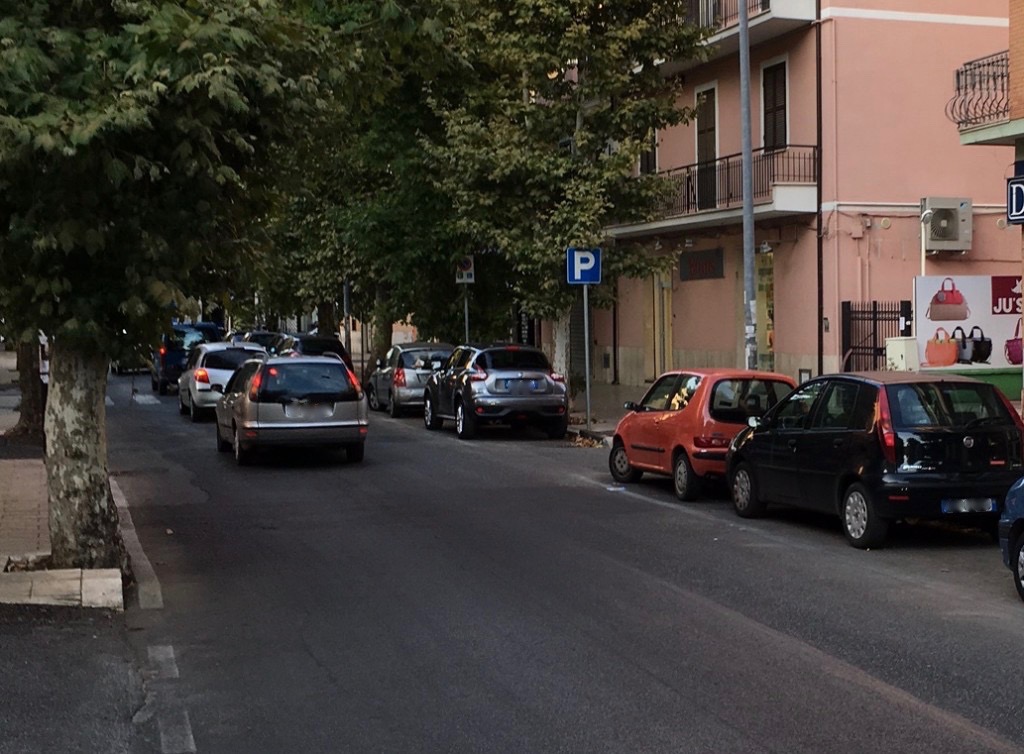 Guidonia, incubo parcheggi su via Roma. Ammaturo: “In 4 mesi Barbet non è riuscito a mettere il disco orario”
