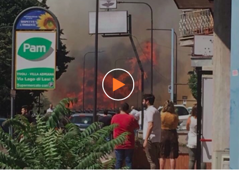 Il fuoco terrorizza Tivoli: fiamme e fumo minacciano la città dell’arte. Il video