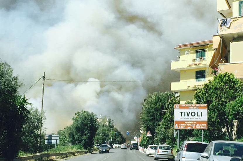 Nube di fumo su Tivoli per l’incendio che blocca la Tiburtina