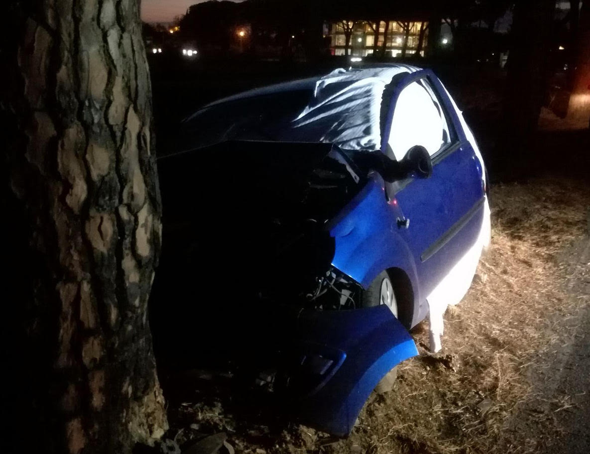 Tragico incidente sulla Palombarese: auto si schianta contro pino. Muore 66enne