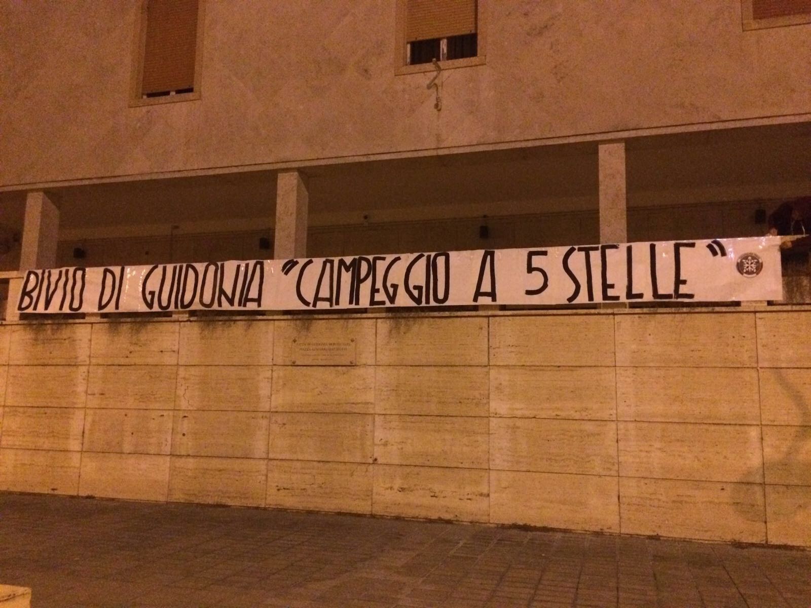 Guidonia, striscione di CasaPound in Comune contro l’insediamento abusivo al Bivio