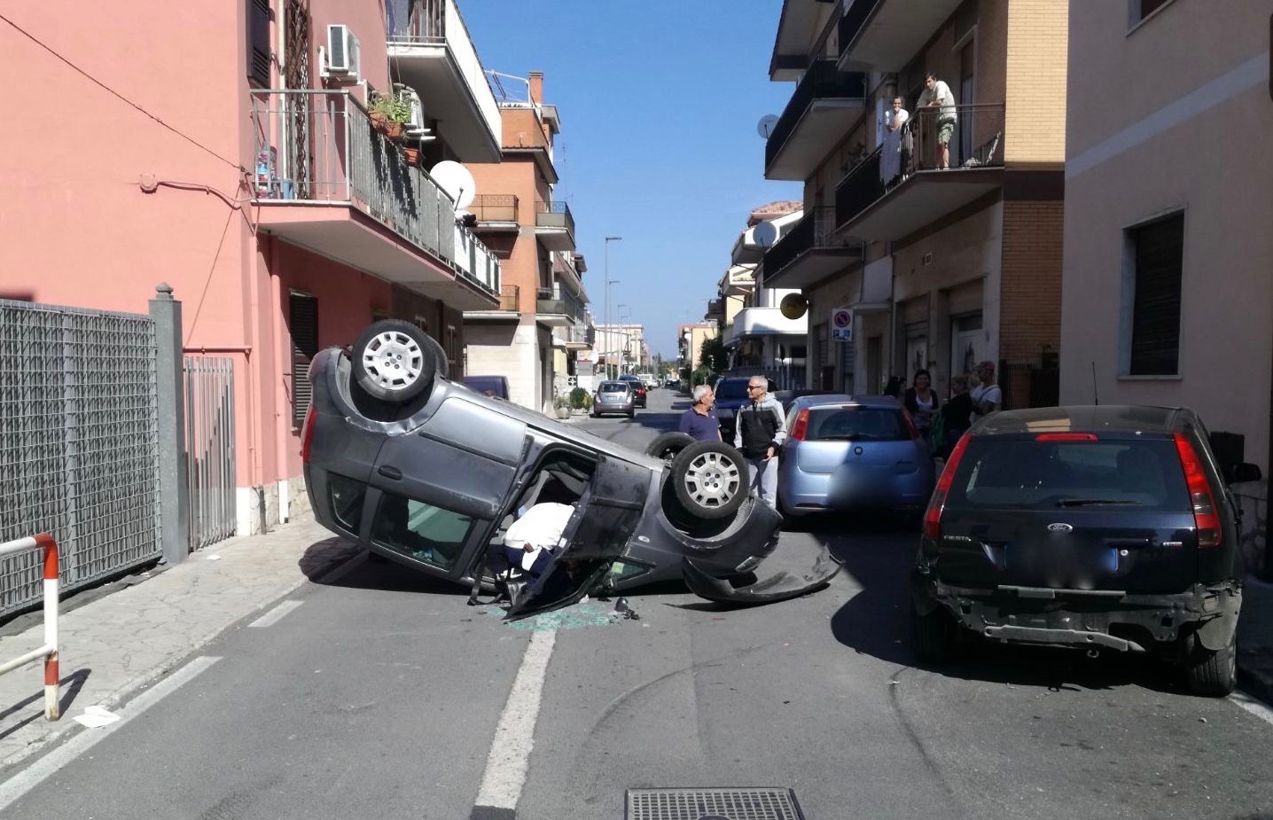 Guidonia, auto colpisce macchine in sosta e si cappotta: momenti di paura a Villalba