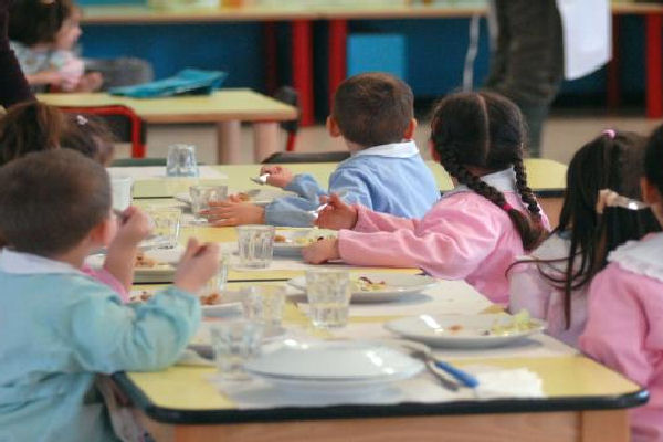 Guidonia, ancora tensioni sul pasto da casa tra scuole e famiglie. Si lavora al regolamento negli istituti