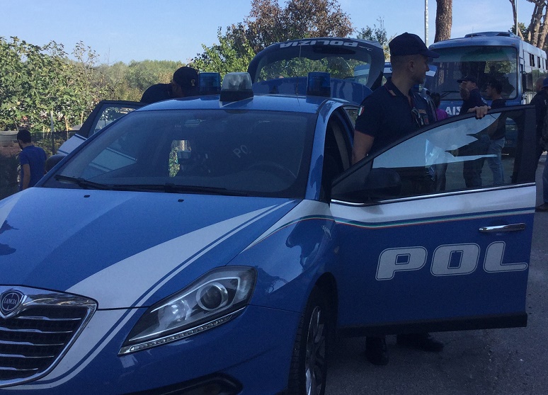 Albuccione, controlli della polizia: 100 identificati dopo scontri tra residenti e rom