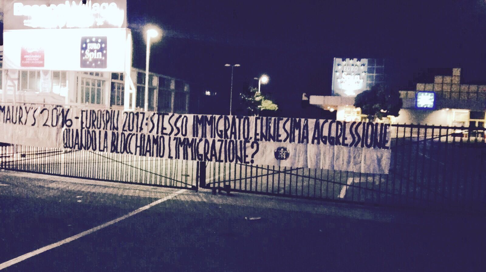 Guidonia, striscione di CasaPound contro l’immigrazione dopo l’aggressione al supermercato