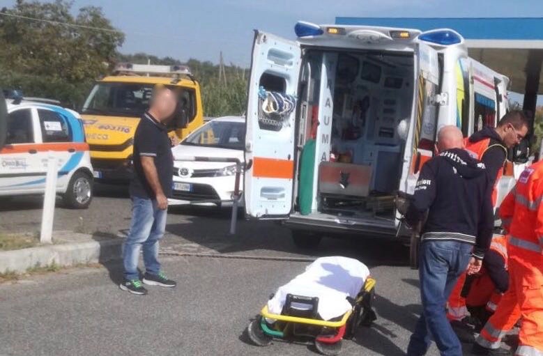 Guidonia, scontro al distributore di benzina sulla 28 bis: due feriti