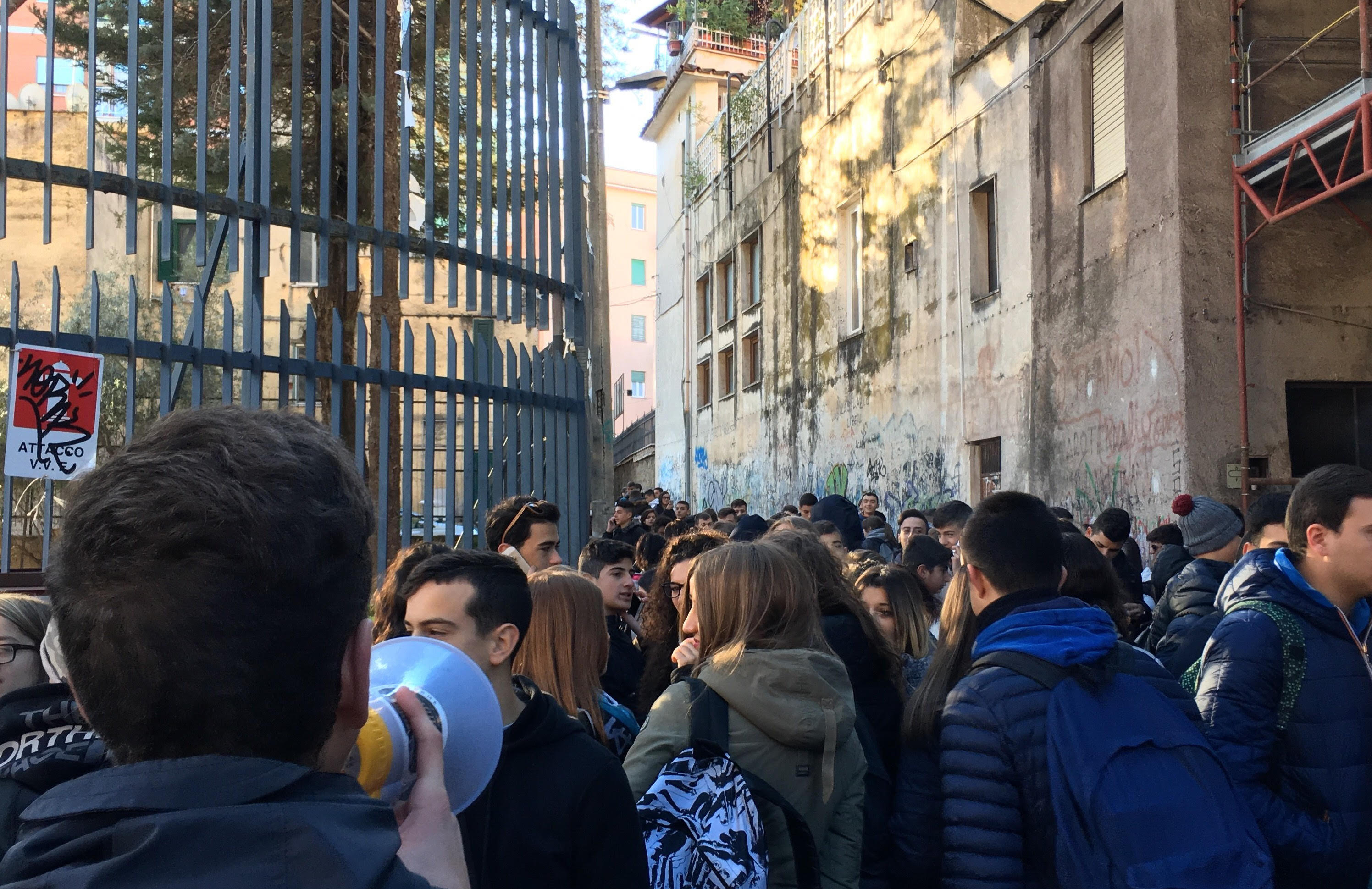 Tivoli, sit-in del Blocco Studentesco davanti al Fermi: protesta degli studenti