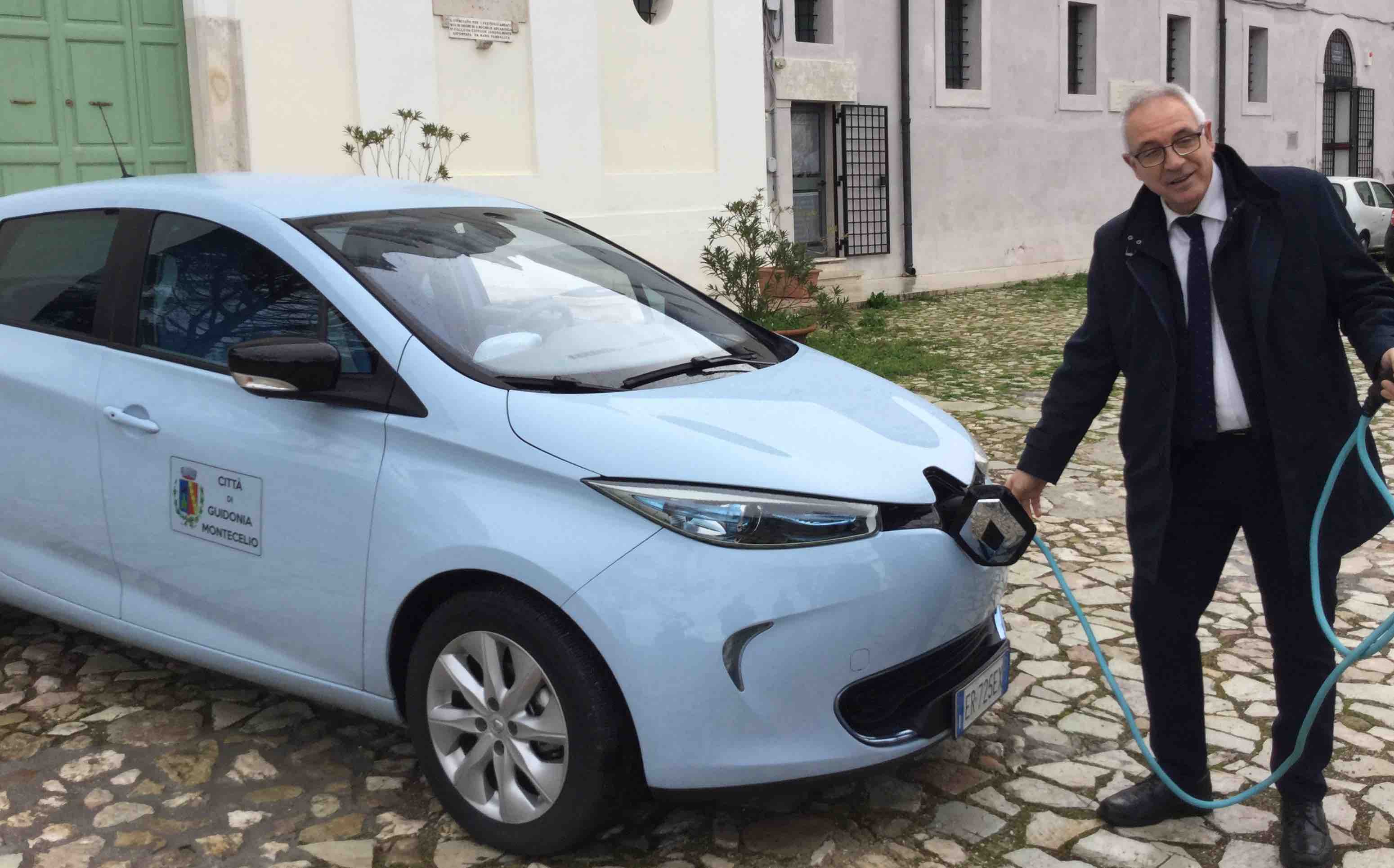 Guidonia, la prima auto elettrica comunale è per il sindaco Barbet. Battesimo a Montecelio