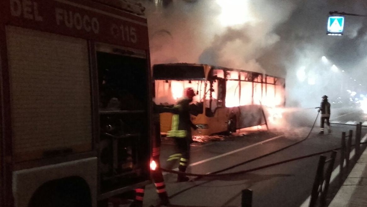 Bus in fiamme a Tivoli, paura sulla Tiburtina