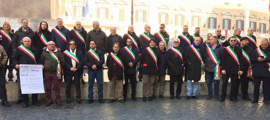 I sindaci di lotta e di governo a Montecitorio contro l’aumento pedaggi A24