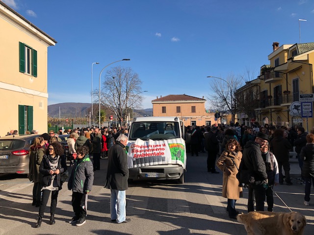 Guidonia, in 400 in strada per dire no all’impianto: corteo a ritmo di musica in pieno centro