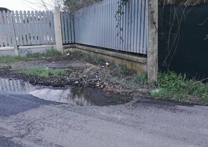 Mentana, la buca di via Monginevro “pericolo per gli automobilisti”. Il video denuncia