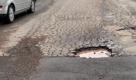 Guidonia, 260mila euro spesi per le buche ma le strade stanno peggio di prima. “Il Comune spieghi”