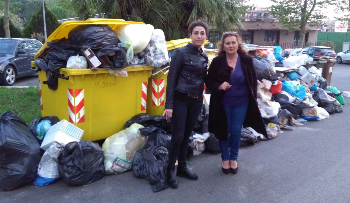 Cento famiglie ostaggio della puzza: niente raccolta rifiuti a via Fabio Massimo
