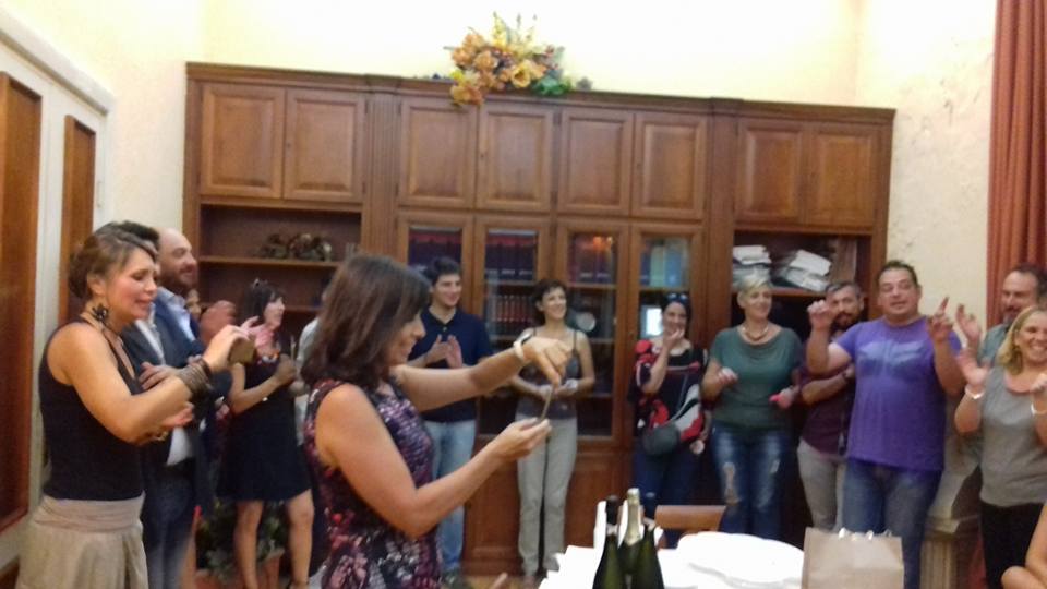 Guidonia, Barbet festeggia i 60 anni in sala Giunta: torta, bollicine, musica e assenze. I 5 stelle a Palazzo