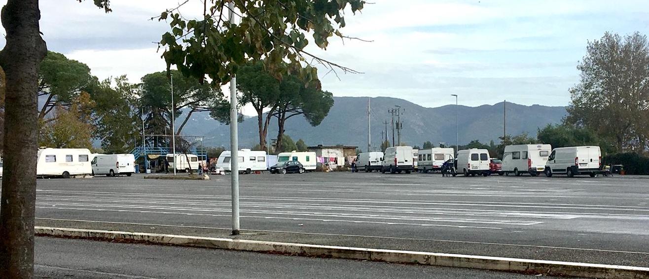 L’inferno dei residenti a La Sorgente: “Sgomberare i nomadi”. Si vive tra rifiuti bruciati e vandalismi