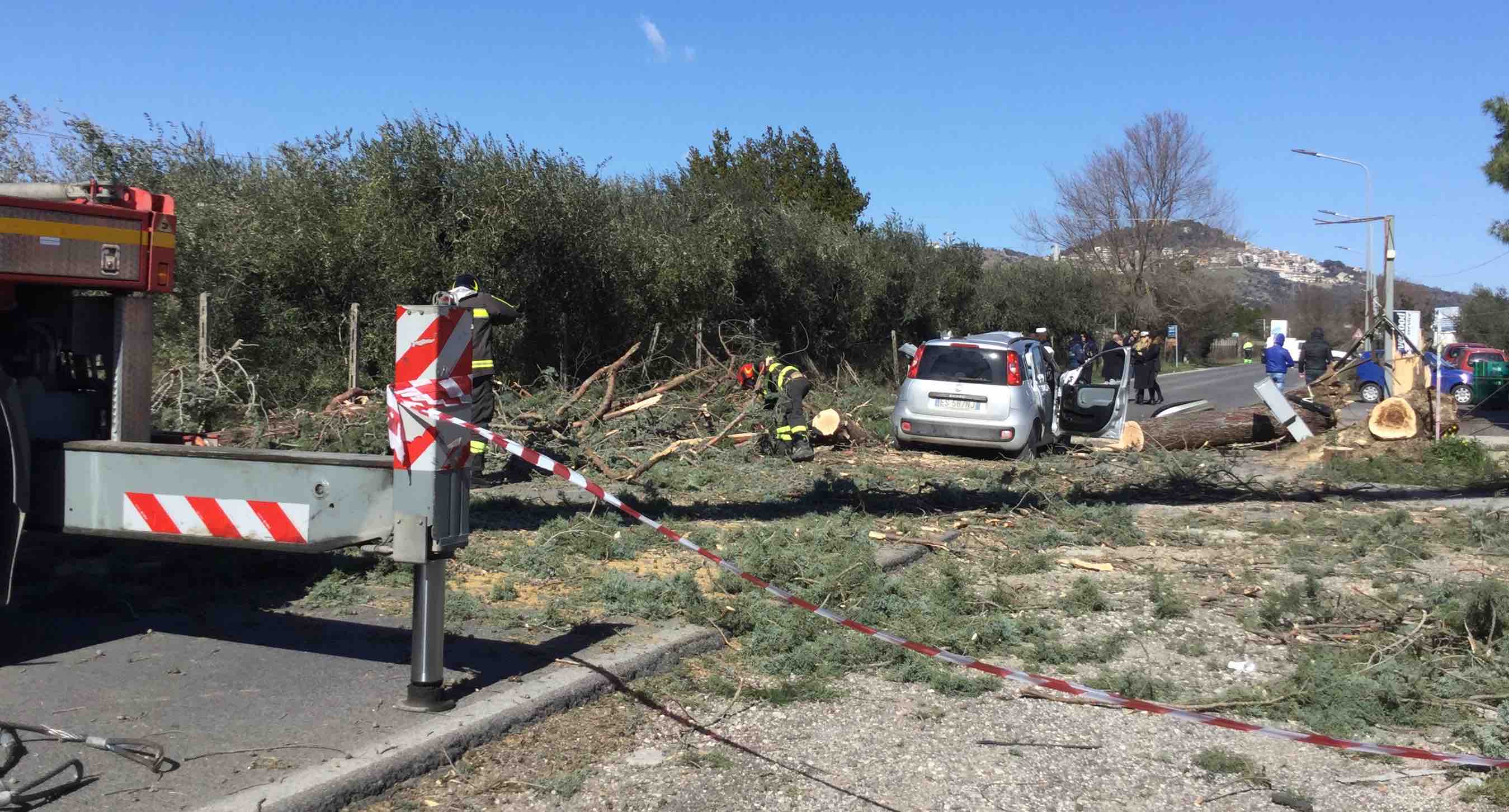 Guidonia, cade albero sulla Maremmana: colpita auto, muore un 45enne. La giornata di emergenza
