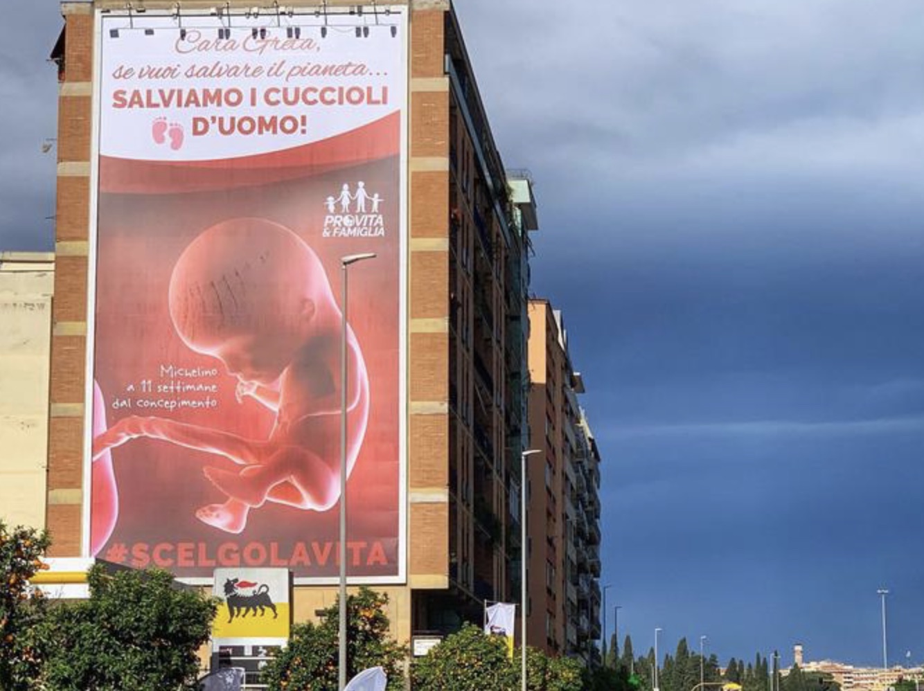 In via Tiburtina manifesto choc contro l’aborto di 250 metri quadrati