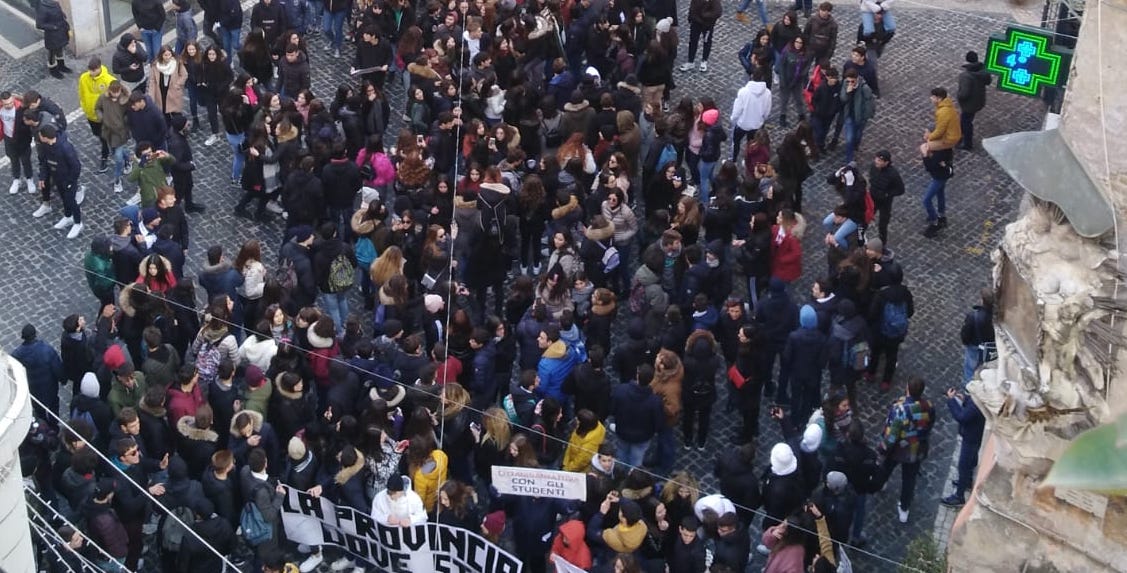 Senza palestra e biblioteca: gli studenti dello Spallanzani di Tivoli scendono in piazza