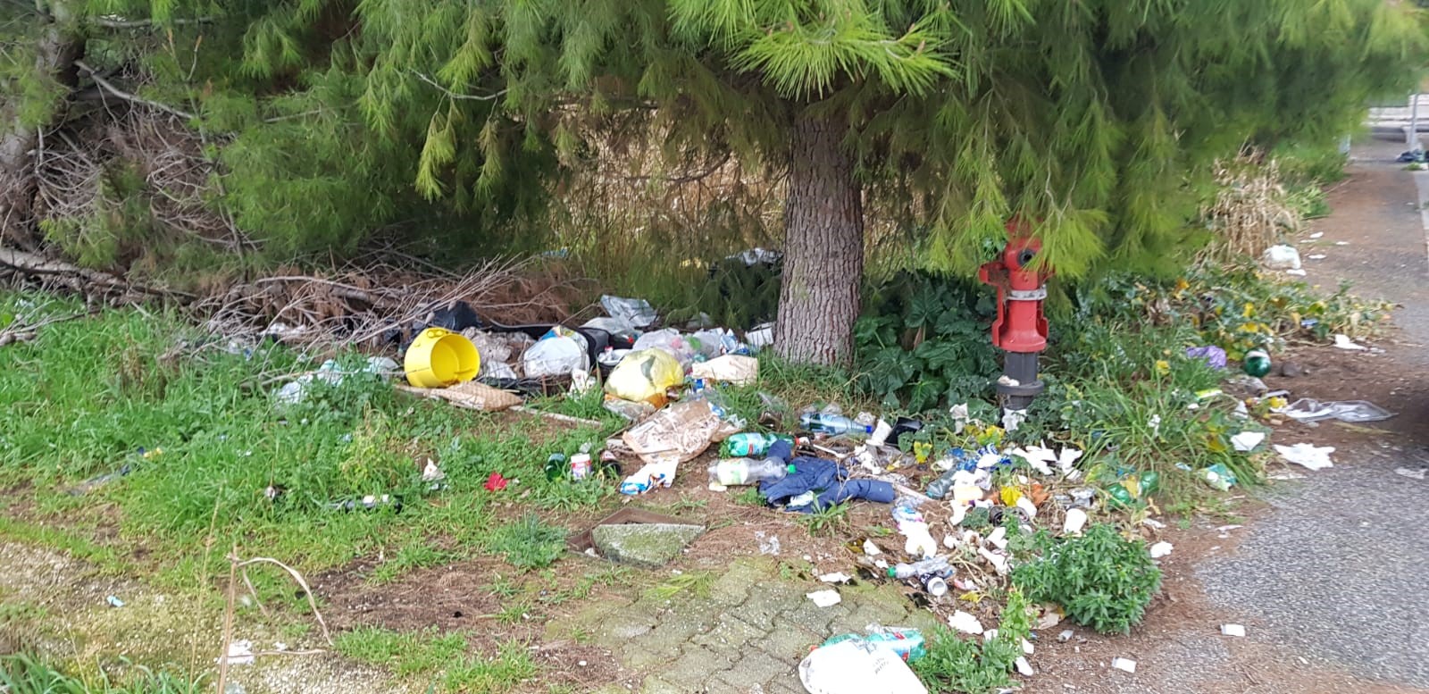 Caos rifiuti a Villa Adriana: materassi e sacchetti abbandonati in strada