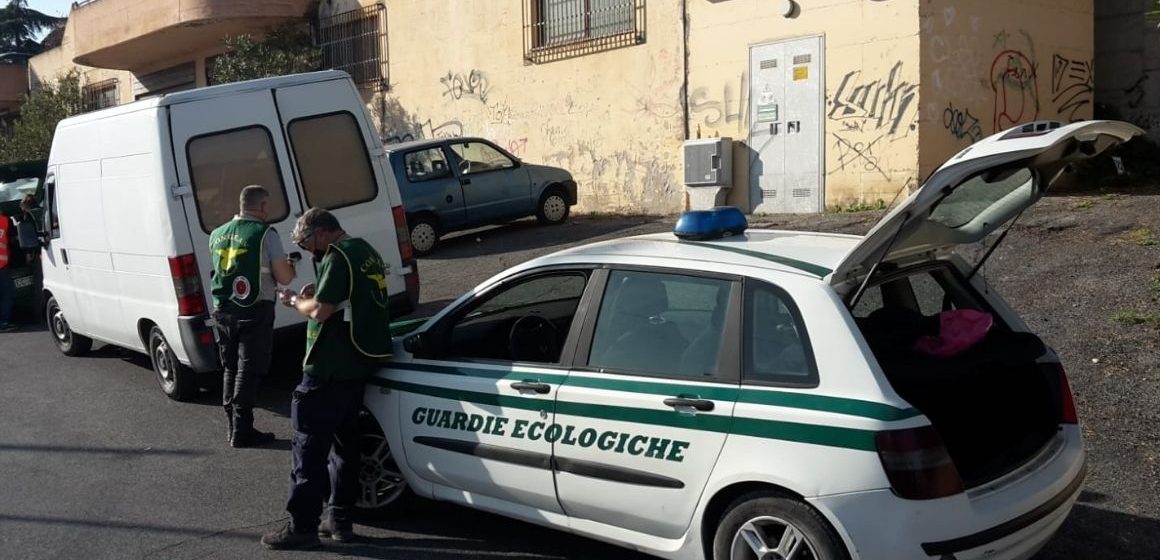 Bloccato nel centro di Tivoli con un carico di rifiuti fantasma, 27enne denunciato